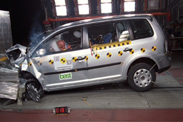 Краш тест VW Touran (2003)